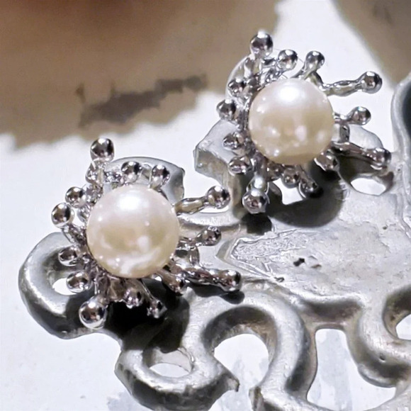 Silver Off White Abstract Art Starburst Glass Pearl Platinum Plate Stud Earrings - Picture 1 of 8